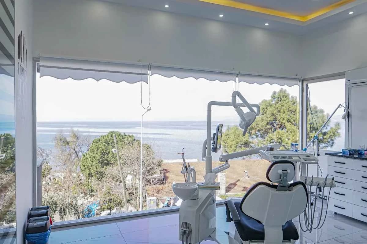 Treatment room with sea view – Dent KM clinic